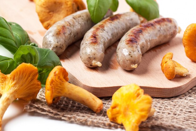 Saucisses grillées aux girolles