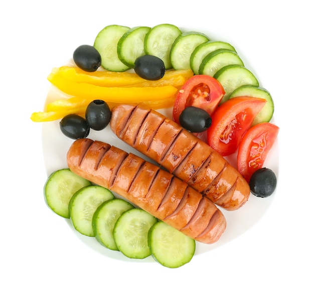 Saucisses grillées aux légumes isolés sur blanc