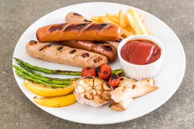 saucisses grillées aux légumes