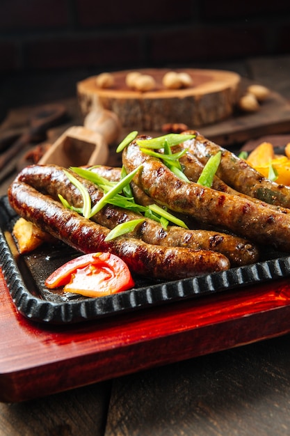 saucisses grillées aux pommes de terre