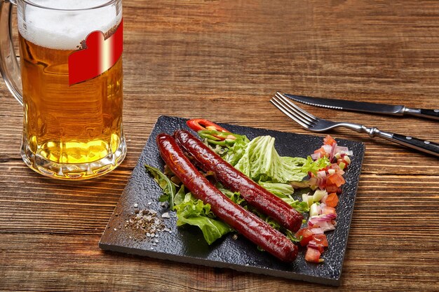 Saucisses grillées avec de la bière sur une table en bois Vue de dessus