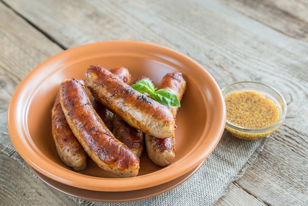 Saucisses grillées dans un bol