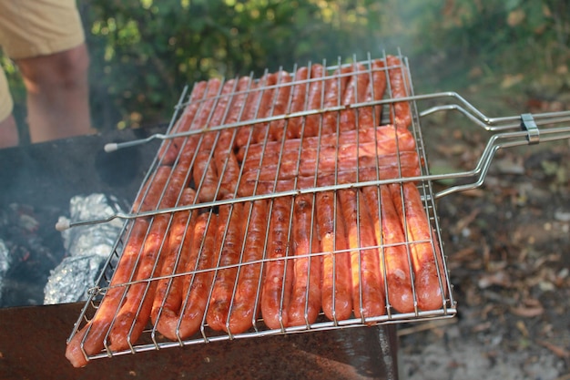 Saucisses grillées sur le gril barbecue rôti