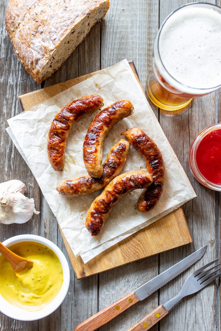 Photo saucisses grillées à la moutarde et à la bière. cuisine allemande.