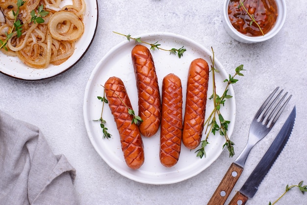 Saucisses grillées avec oignon rôti et sauce chili