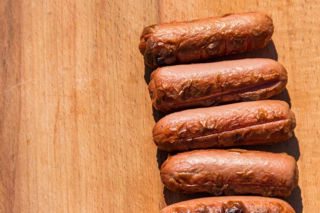 Saucisses grillées sur planche de bois