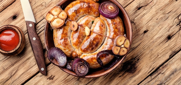 Saucisses grillées sur planche de bois