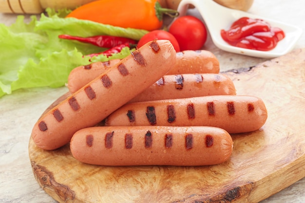 Saucisses grillées à la sauce tomate pour le petit déjeuner