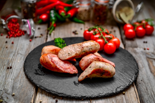 Saucisses grillées sur table en bois