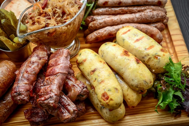 Saucisses grillées avec verre de bière sur une table en bois