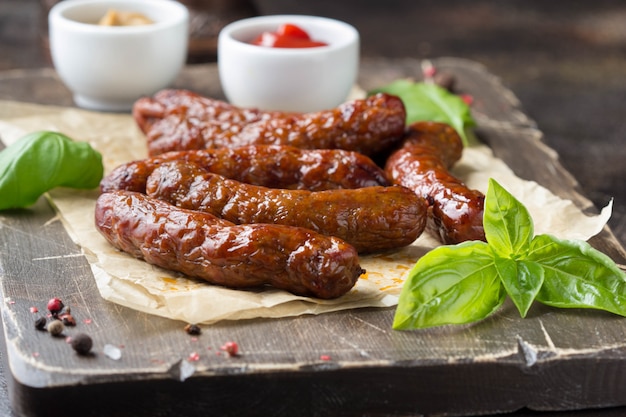 Photo saucisses grillées avec viande (boeuf, porc, agneau) et épices, merguez pimentées, kabanos, chorizo