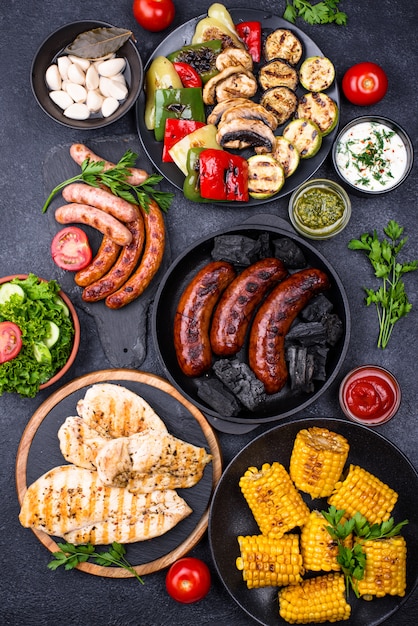 Saucisses grillées, viande et légumes.