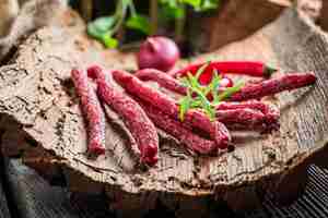 Photo des saucisses kabanos faites maison dans la cave.