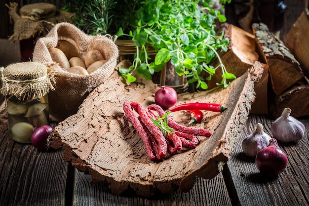 Saucisses kabanos maison en sous-sol rural