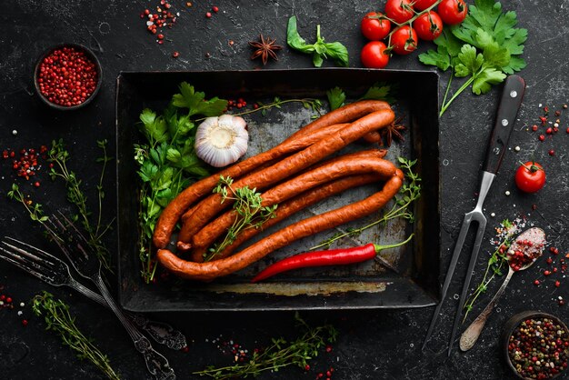 Saucisses Kabanosy séchées aux épices et herbes Vue de dessus Espace libre pour le texte