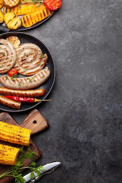 Saucisses et légumes grillés aux épices et herbes