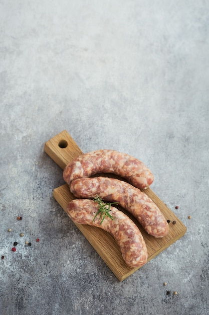 Saucisses maison crues au poivre et au romarin