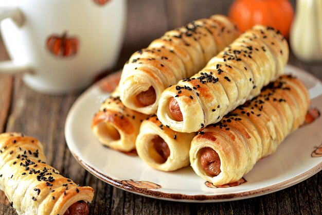 Saucisses maison en pâte feuilletée sur fond de bois