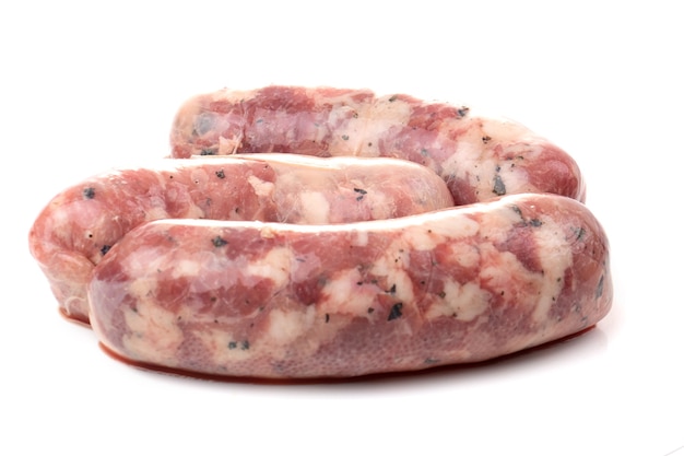 Saucisses de petit-déjeuner maison crues isolées sur fond blanc.