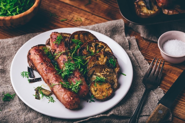 Saucisses de porc au four avec aubergines