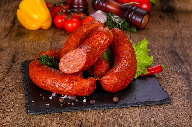 Saucisses de porc sur bois