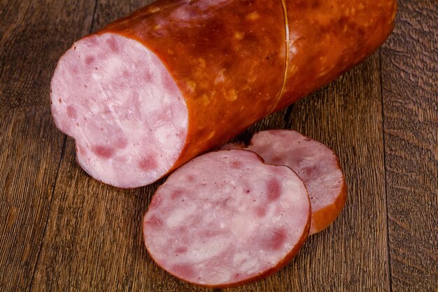 Saucisses de porc sur bois