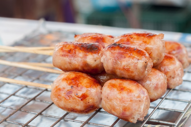 Saucisses de porc grillées au barbecue