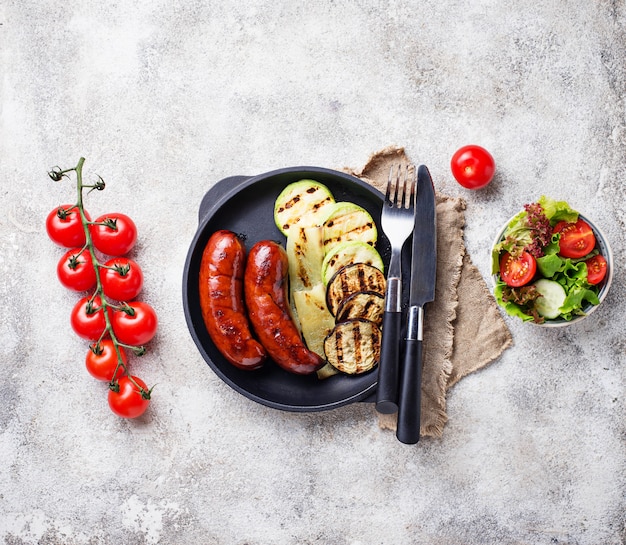 Saucisses de porc grillées et légumes