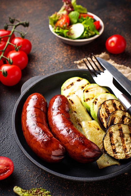 Saucisses de porc grillées et légumes