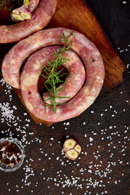 Saucisses de porc en spirale crues