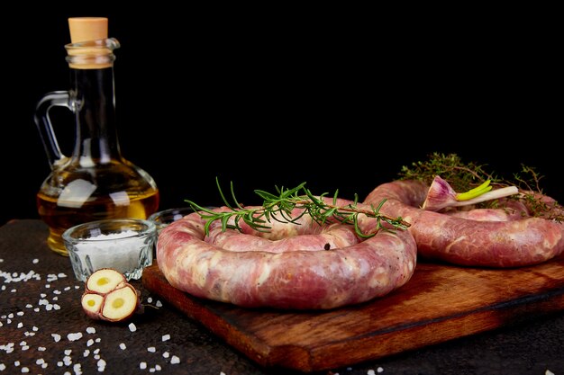 Saucisses de porc en spirale crues