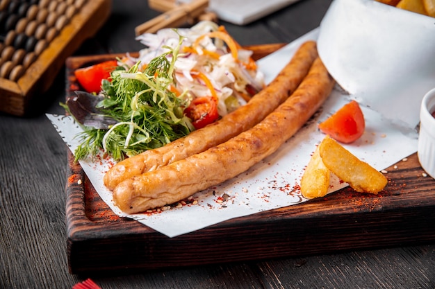 Saucisses de poulet maison avec salade