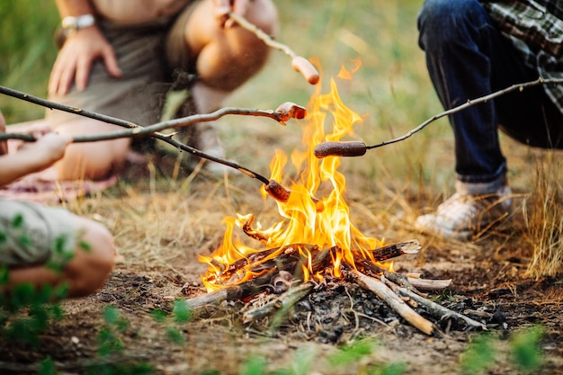 Saucisses rôties sur un feu de forêt