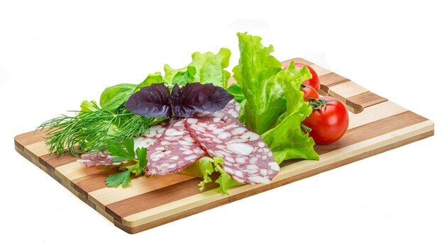 Saucisses avec salade et basilic