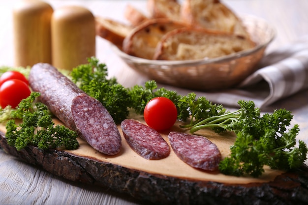 Saucisses salami sur une planche de bois