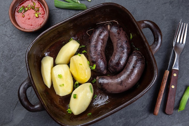 Les saucisses sanglantes chiliennes PRIETA avec pommes de terre et sauce Top View