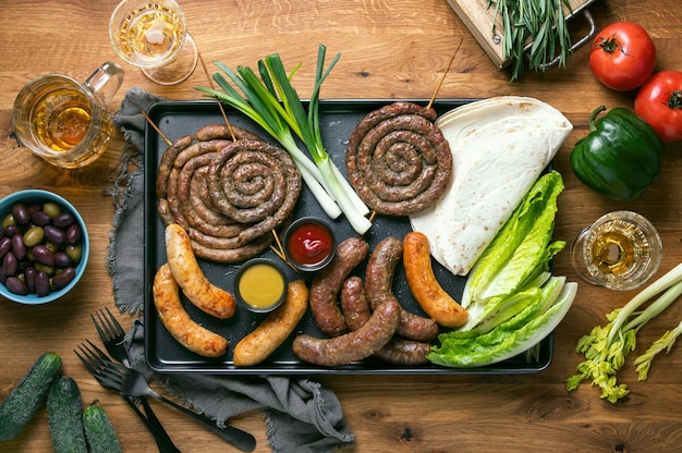 Saucisses servies avec sauce tomate fête d'été en plein air idée culinaire vue de dessus