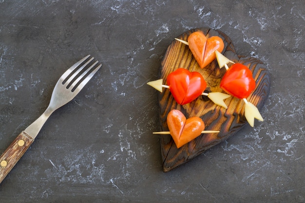 Saucisses et tomates en forme de coeur pour la Saint Valentin