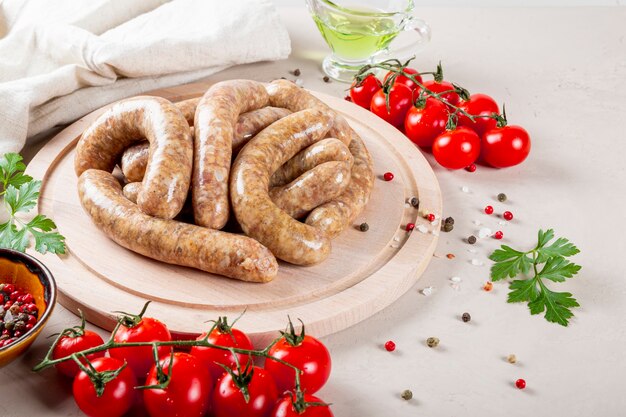 Saucisses de viande crue de boeuf et de porc haché sur planche de bois