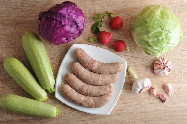 Saucisses de viande crue kupaty et légumes