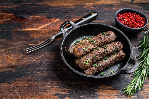 Saucisses de viande hachée grillée dans une poêle