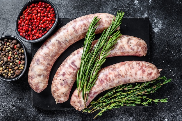 Saucisses de viande de porc crues maison en peau aux herbes