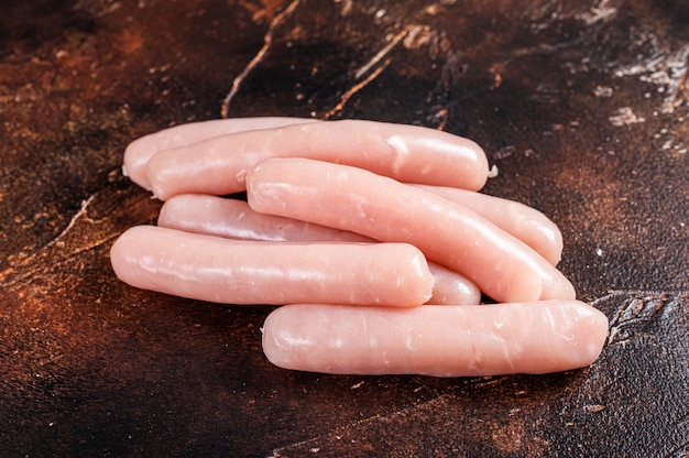 Saucisses de viande de poulet et de dinde crues sur table de boucherie