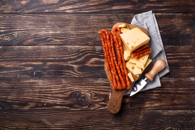 Saucisson au fromage et salami sur planche de bois