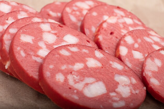 Photo saucisson fumé non cuit en tranches gros plan saucisse pour sandwichs