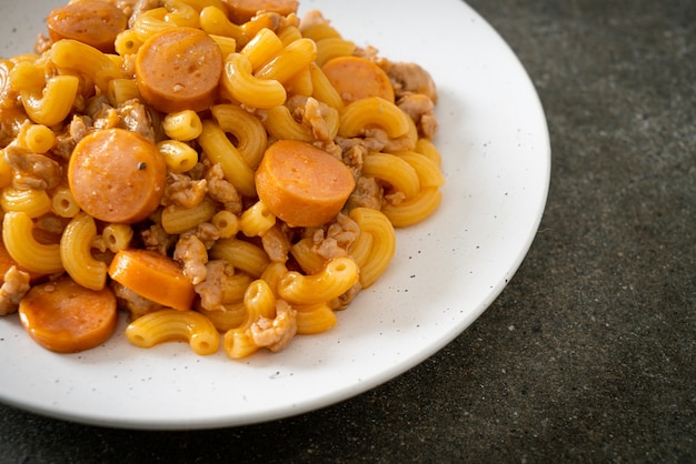 saucisson macaroni maison et porc haché