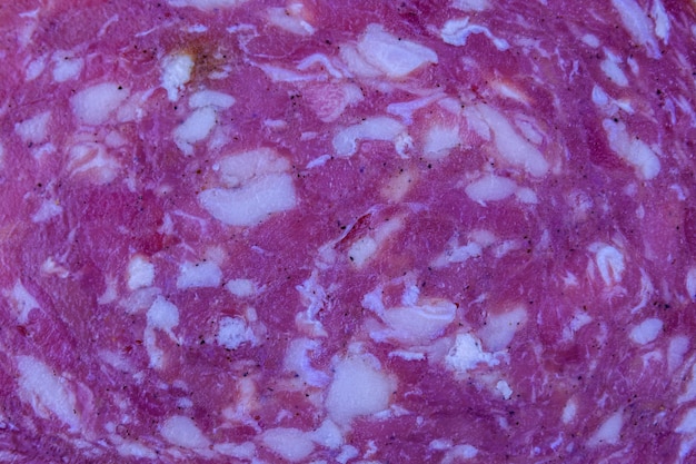 Photo saucisson de salami fumé à sec isolé sur fond blanc