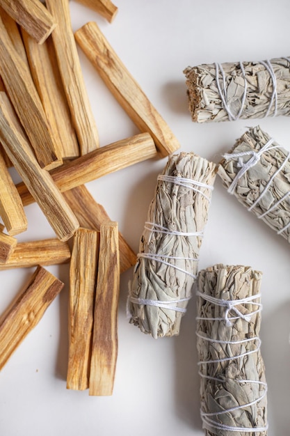 Sauge Blanche, Bâtons De Palo Santo, Sur Fond Blanc. Un Ensemble D'encens Pour La Fumigation.