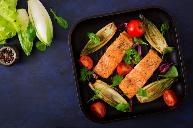 Saumon Au Four Aux Herbes Italiennes Et Garni De Chicorée. Vue De Dessus.