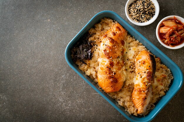 saumon au four avec fromage et bol de riz miso épicé